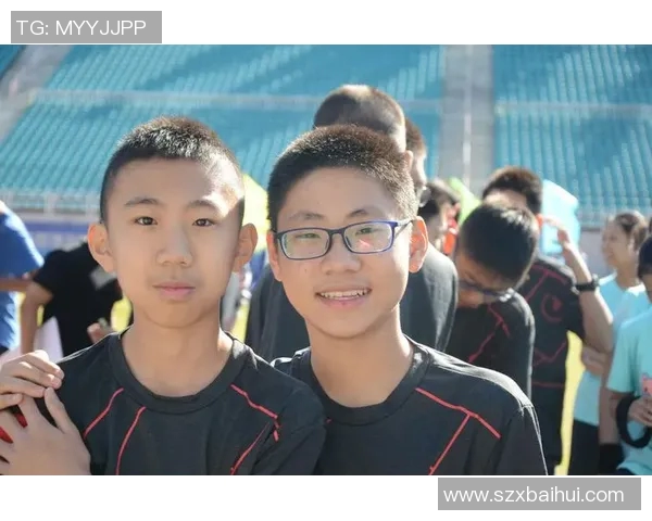 足球明星侧颜高清图片欣赏展现运动魅力与个人风采的完美瞬间